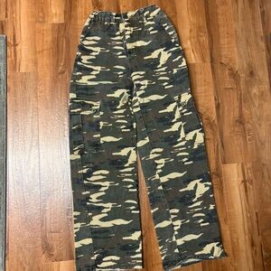 SHEIN Camouflage Cargo Pants in Green and Beige Women’s Size XS